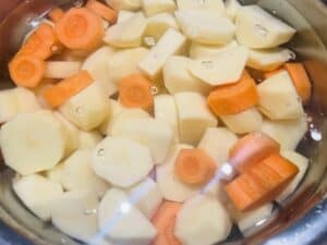Kartofler og gulerødder koges