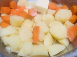 Kartofler og gulerødder laves til kartoffelmos