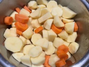 kartofler og gulerødder klargøres