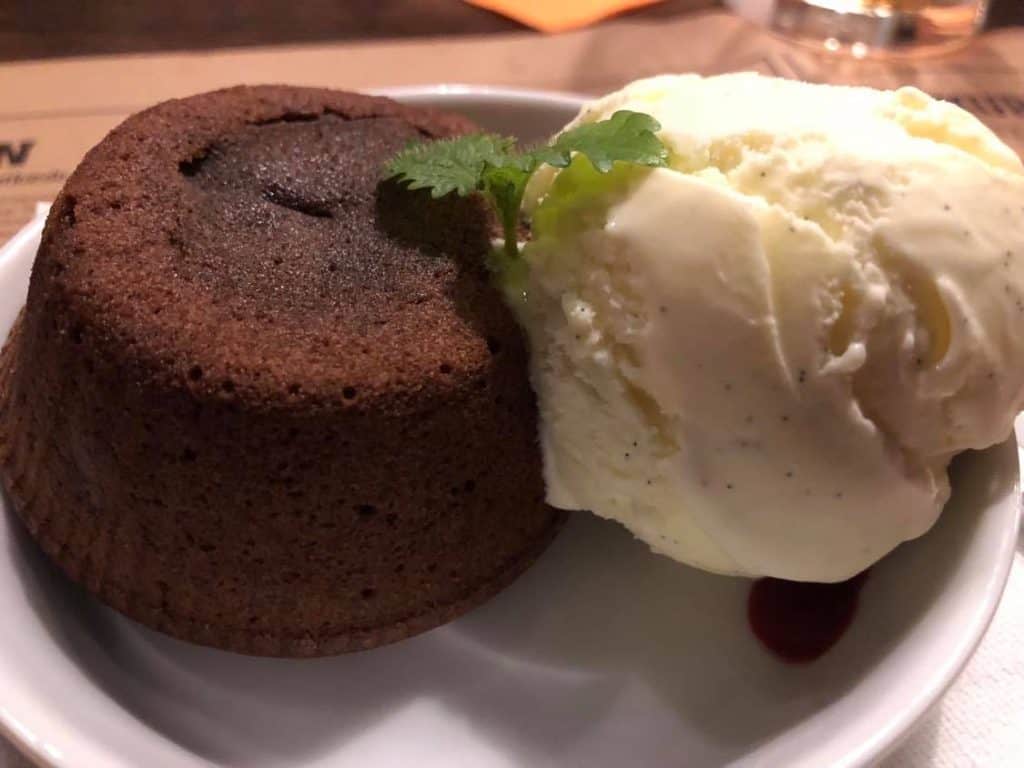 Blødende chokoladekage opskrift – chokoladefondant med Vaniljeis