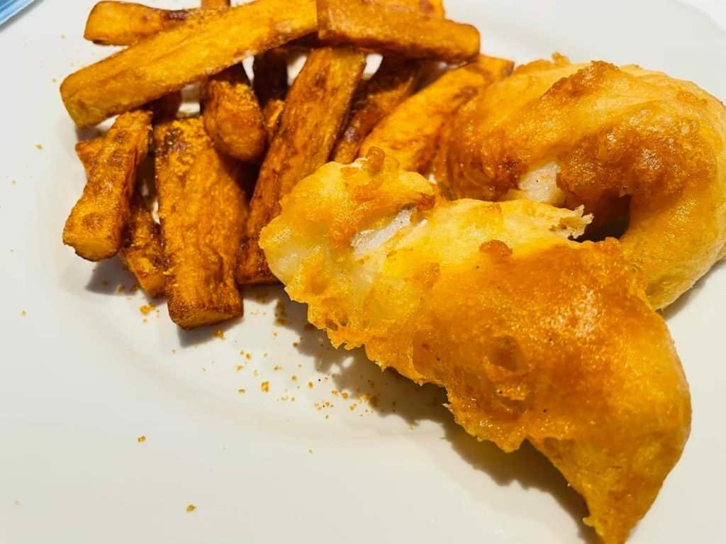 Fish and chips opskrift med hjemmelavede pomfritter og tatarsauce